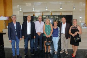 La directora del IES Alhadra, María Garrido, junto a compañeros y amigos, en su despedida.