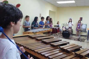 Una clase de percusión durante la visita de ayer.