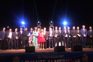 Foto de familia de premiados y organizadores en los IX Premios Levante.