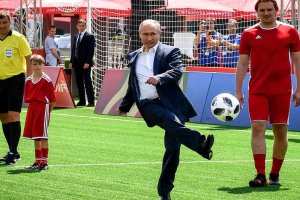 El presidente ruso le pega bien al balón.