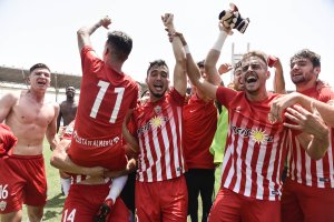 Los jugadores del B esperan la llamada del primer equipo.