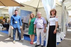 El propietario de Comercial Vera, Francisco Gallardo,  junto a M. Martín, T. Cerrillo y E. López en la feria.