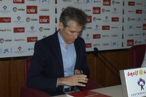 Miguel Ángel Corona no se separa de su agenda.