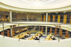 Interior de la Biblioteca de la UAL.