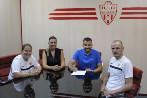 El entrenador en el acto de la firma.