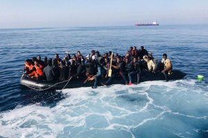 Imagen de archivo de inmigrantes en una patera en  aguas de Tarifa