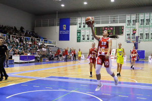 La jugadora entrando a canasta.