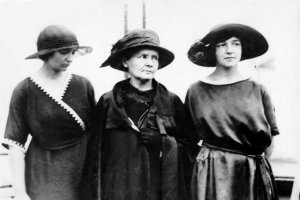 Marie Curie y sus hijas Irène y Ève en distintos momentos de su vida