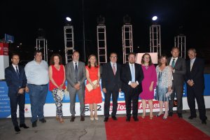 El consejero de Agricultura, acompañado por políticos y los directivos del periódico La Voz de Almería.