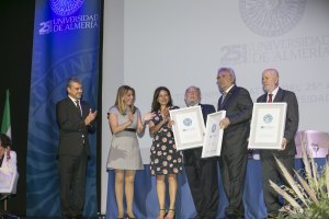Entrega de placas de reconocimiento en la UAL.