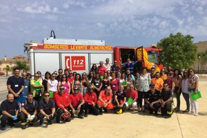 Participantes en la jornada, donde bomberos del Levante y los profesionales del 061 mostraron las técnicas de actuación.