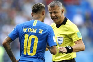 Un árbitro que no se le da bien a España.