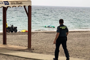 Un agente se dirige al lugar donde ha aparecido el cadáver de un migrante en la playa de Cabo de Gata.