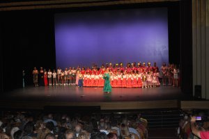 Alumnas y alumnos de la Escuela de Danza y Flamenco Duende con su directora, Montse Martínez, a la cabeza.