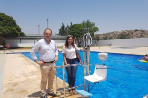 Silla elevadora instalada en la piscina municipal.
