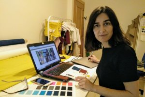 Carmen  Castro en su estudio de Adra donde diseña sus colecciones de baño.
