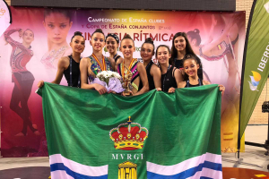 la bandera ejidense portada por las gimnastas.
