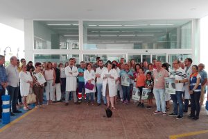 Concentración a las puertas del centro de salud de Vera y lectura del manifiesto de repulsa ante esta nueva agresión.