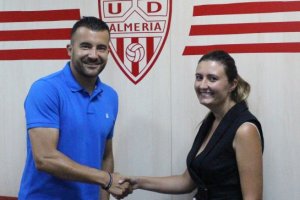 Carlos Hinojo y Lorena García en la sede del Almería.