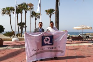 Fernández-Pacheco junto a Alonso posando con la bandera