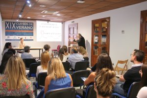 Asistentes al curso de cáncer de mama aprenden de la mano de Francisco Montoya.