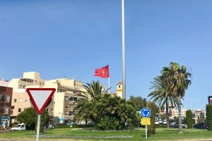 La bandera de Marruecos en la rotonda de Pescadería ayer tarde