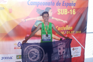 El almeriense feliz en el podio.