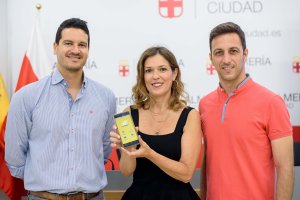 Ana Martínez Labella junto a representantes de Nila y Alborada