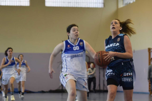 La jugadora almeriense entrando a canasta.