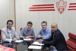 El futbolista firmando la ficha del Almería.