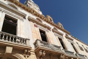 Fachada de la Casa Consistorial abajo en piedra, arriba en escayola