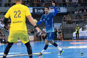 Álvaro Ruiz indicando jugada en la Liga francesa.