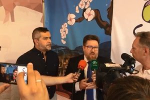El consejero de Agricultura, Rodrigo Sánchez, junto al alcalde de Serón, Juan Antonio Lorenzo, inauguró anoche la Feria del Jamón.
