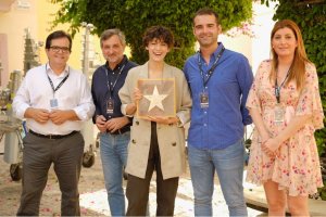 Entrega de la reproducción en miniatura a la actriz Blake Lively.