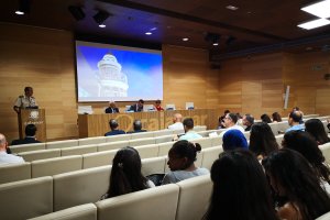 En el atril el coronel Soriano, el subdeledado del Gobierno, el alcalde de Almería y la vicerrectora de la UAL