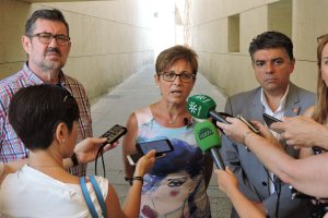 Los portavoces de los tres grupos municipales en la oposición atienden a los medios.