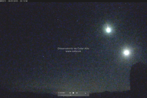 El asteroide registrado por Calar Alto, con la luna a la derecha.