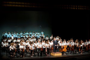 Orquesta y Coro en su actuación en la gira Sonamos a toda Costa