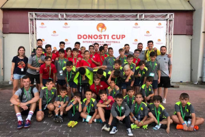 Los jugadores celebrando su medalla de plata.