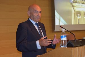 Javier Gómez Bermúdez, durante su intervención en los cursos de verano.