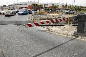 Paso a nivel de El Puche cerrado ante la llegada inminente del tren