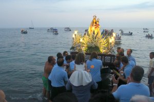 Procesión de la Virgen del Carmen en barca por la mar en el núcleo costero de Balerma.