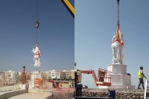 Imagénes de los trabajos de traslado del monumento, esta mañana.
