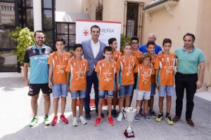 El alcalde de Almería con los protagonistas.