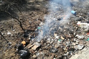 Quema incontrolada de basuras y restos de plantas de marihuana