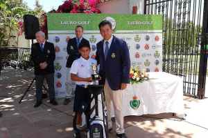 Arián Rodríguez recibiendo su premio.