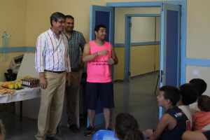 Manuel Cortés con los maestros del baloncesto.