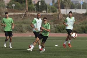Corpas disputando una pelota en el entrenamiento.