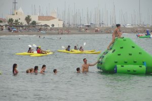 Fiesta del Mar con niños jugando en el rocódromo.