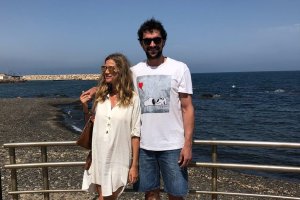 Sergio Llull y su mujer, Almudena Cánovas, en Almería.